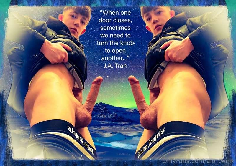 Twins?😈🎥 Would you get in the middle?