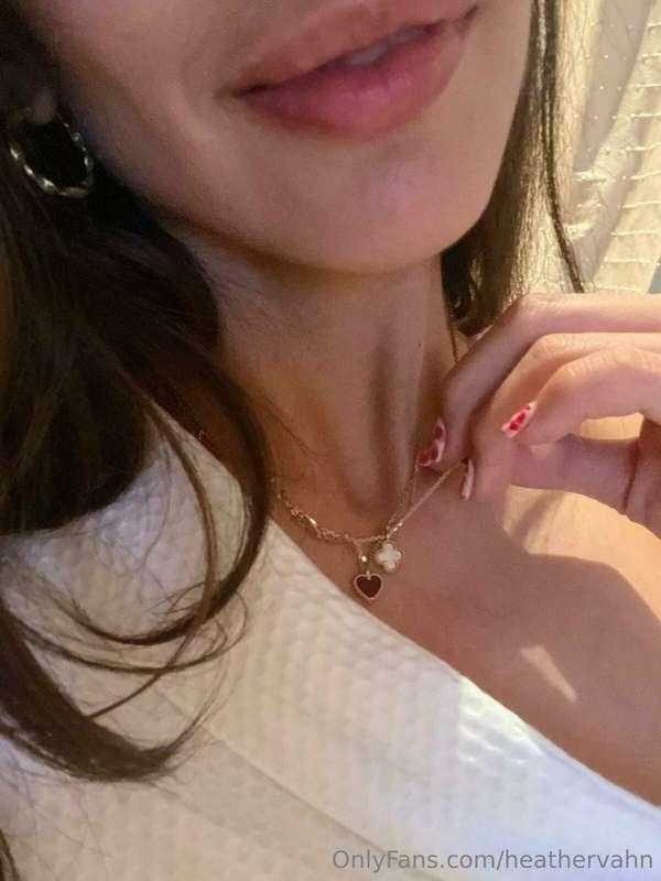 Come and kiss my neck... I want you to tease me till I beg f..