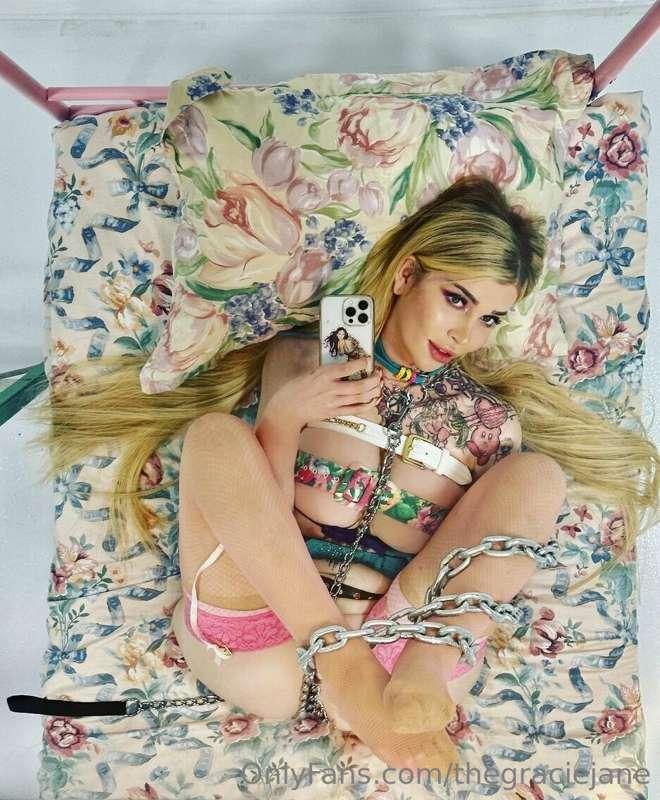 Ceiling mirror’s snitchin’ on me rn... all tangled up🌈 
