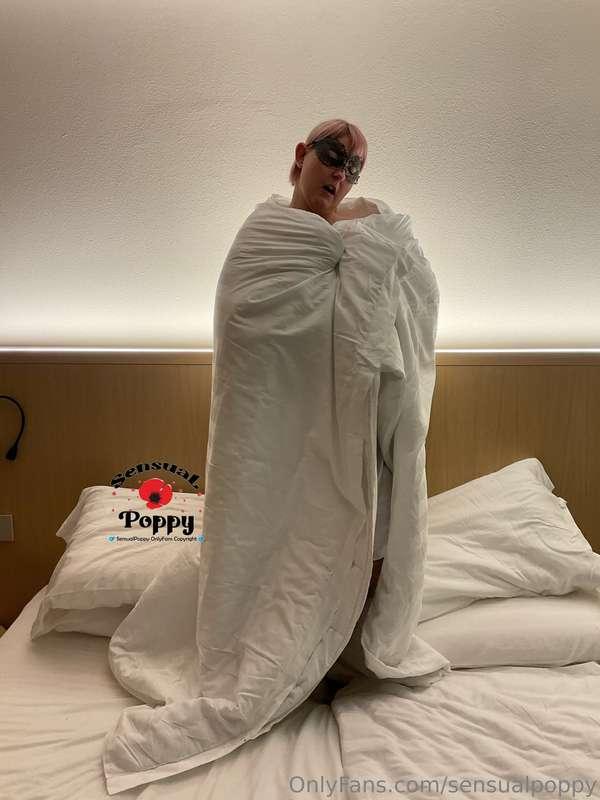 good morning from your busty girlfriend😘
