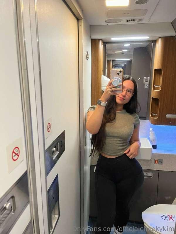 okay this plane definitely has enough space to join the mile..