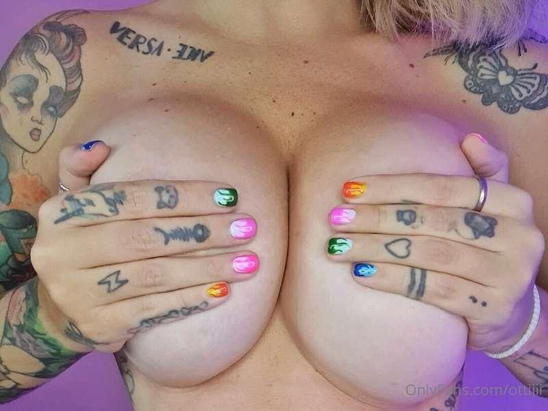 Today's manicure 💅 most colorful handbra ever 👀😋💚❤💗