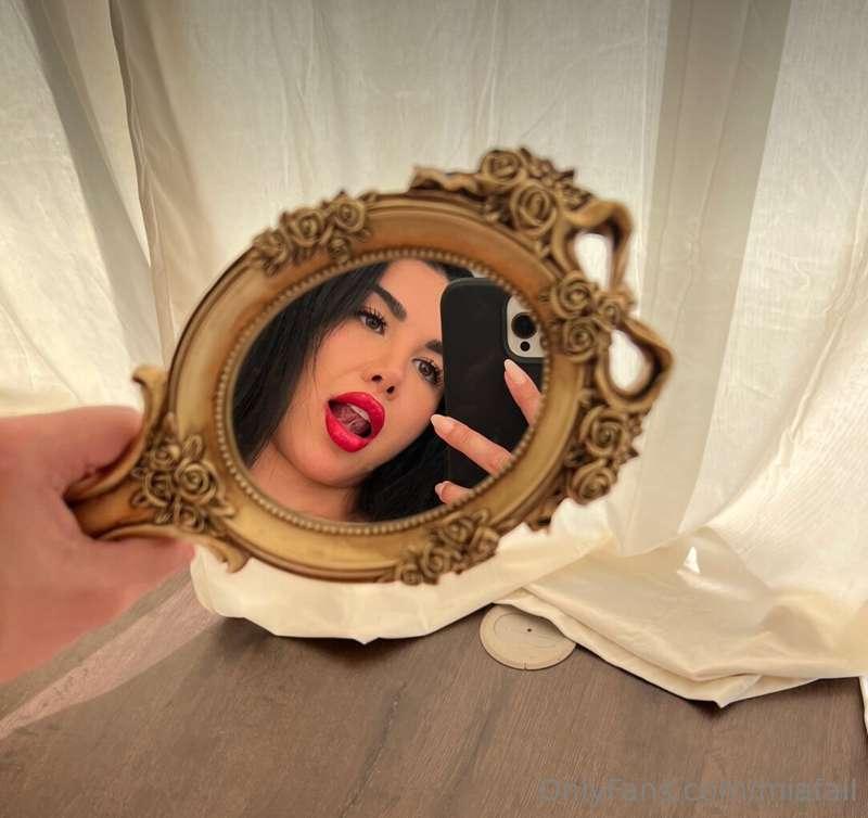 mirror mirror in my hand, who's the fairest in the land? 🪞