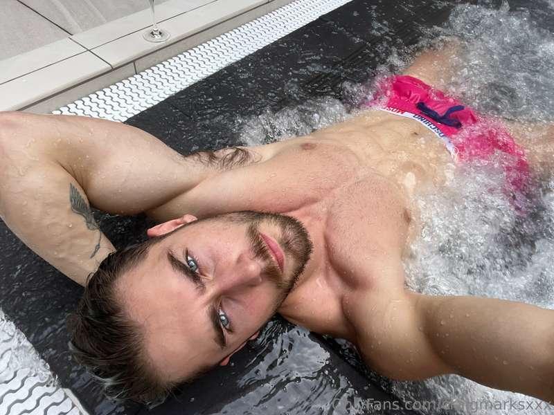 I love what these bubbles are doing to my cock 😉🍆