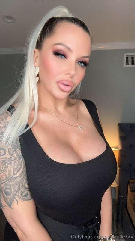 In the mood to be naughty ... DM me if you feel the same 🖤