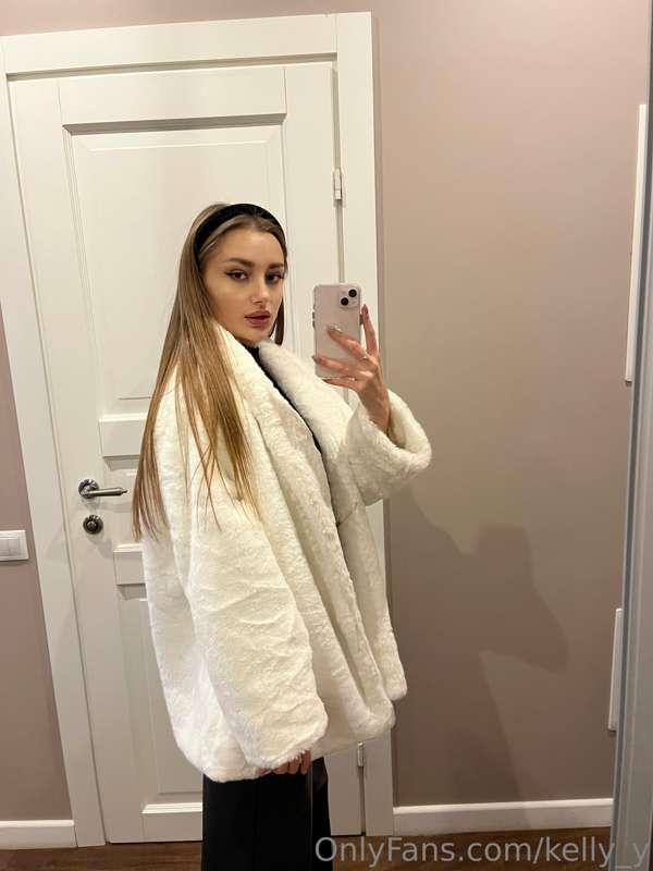 The most cozy thing in my wardrobe is this soft fur coat 🥰☁️..