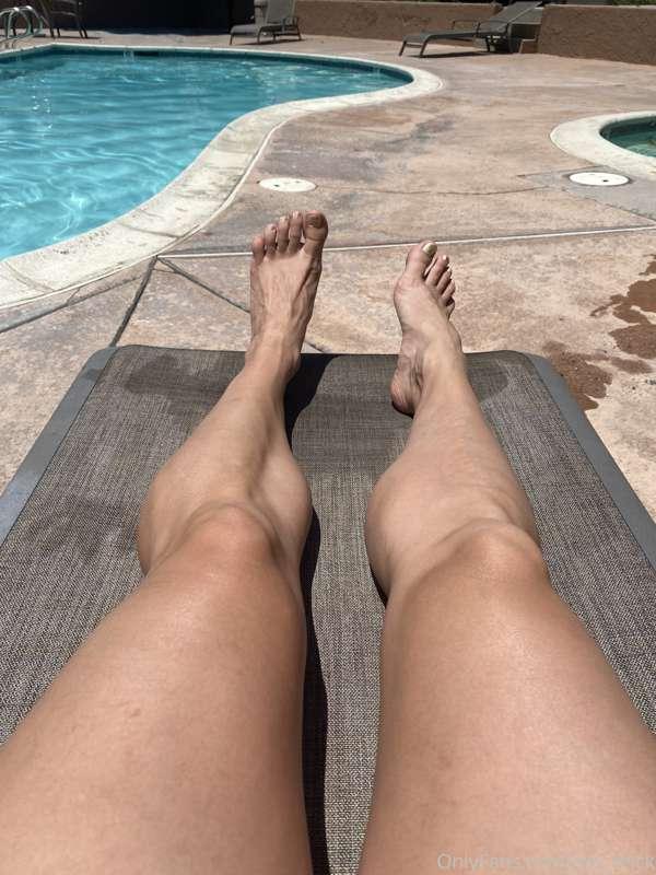 I love sitting by the pool 😍