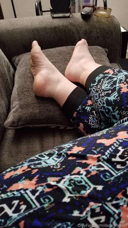 Good morning foot lovers and slaves. Time to start worshipin..