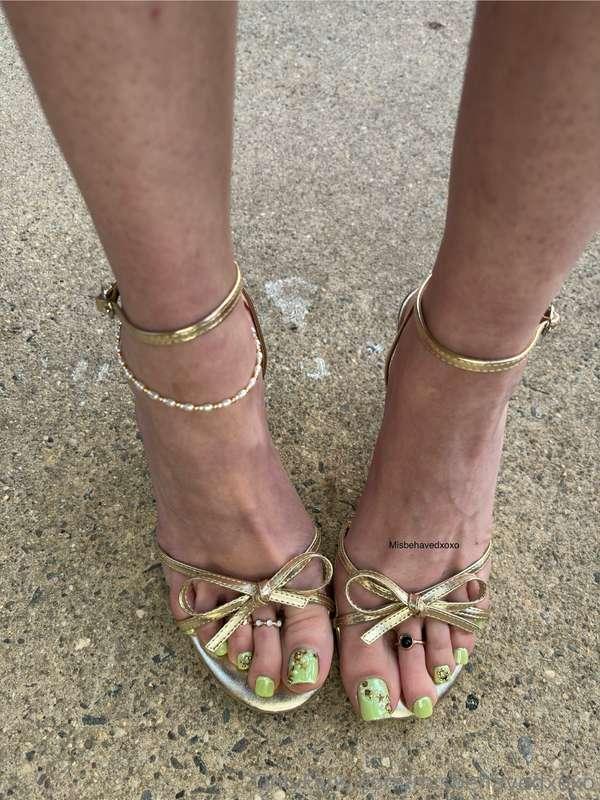 At my feet where you belong. 💋