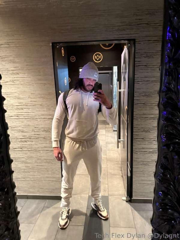 Hot gym selfie to heat up your day 