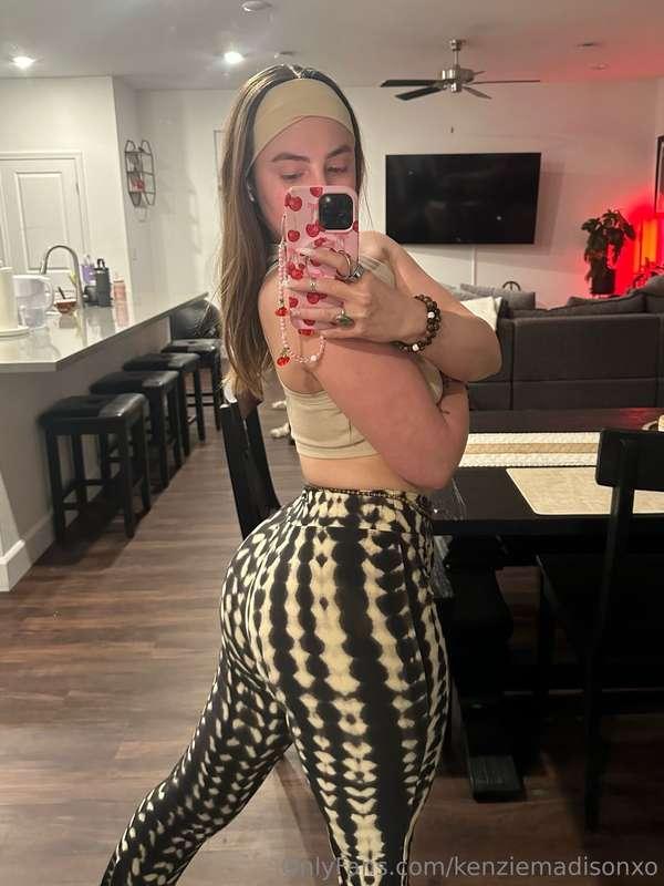 Like this pic for good luck 🍑🍀