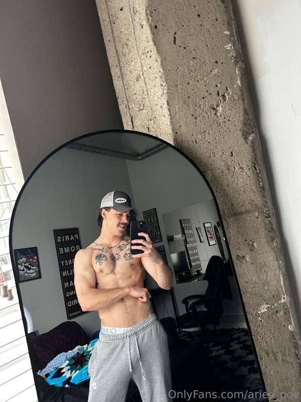 Who wants to touch daddy's body?😁