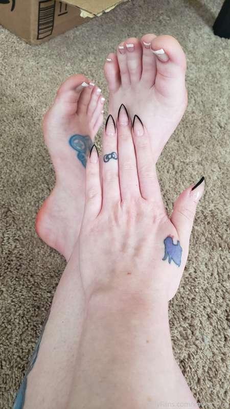 For all my foot lovers - leave a tip to see me spread my toe..