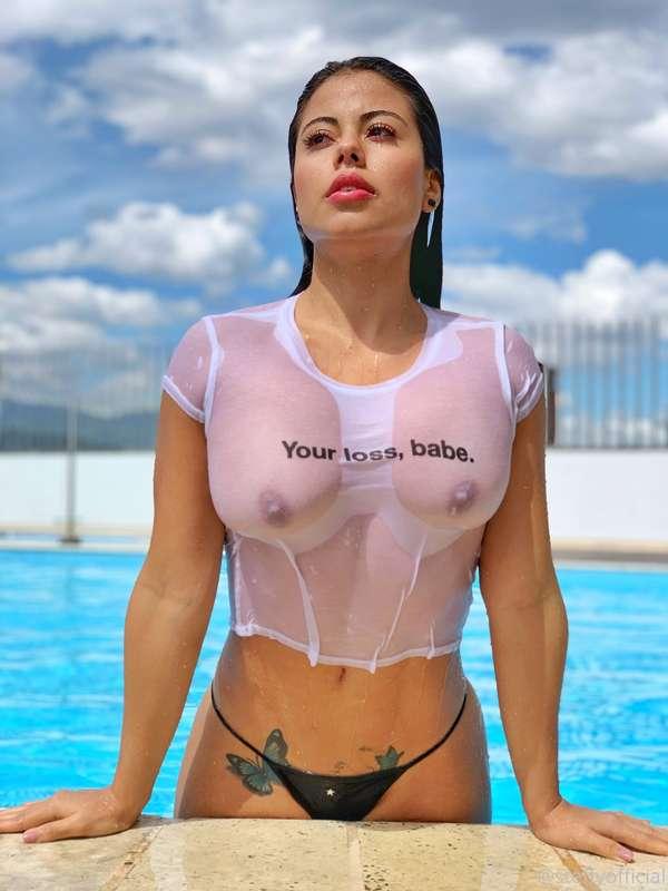 Wet-shirt and no bra club 😎 - Estoy en el club de camisa moj..