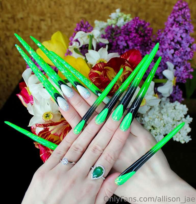 queen of long nails🔥💚😍