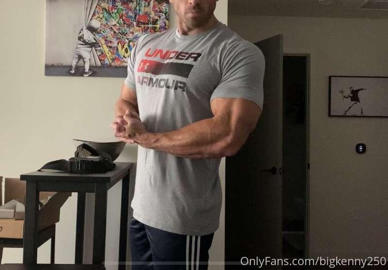 Pushing the LIMITS of these sleeves 😂💪🏼🦍