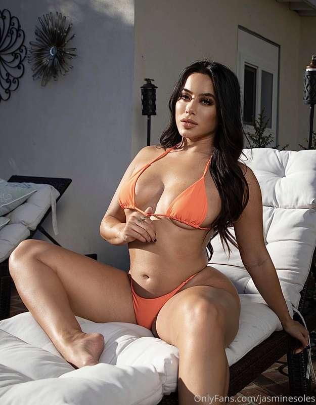 How soft and curvy do I look babe? ☺️