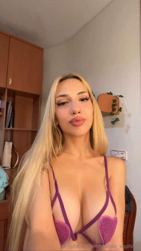 blonde_sophiee image #0