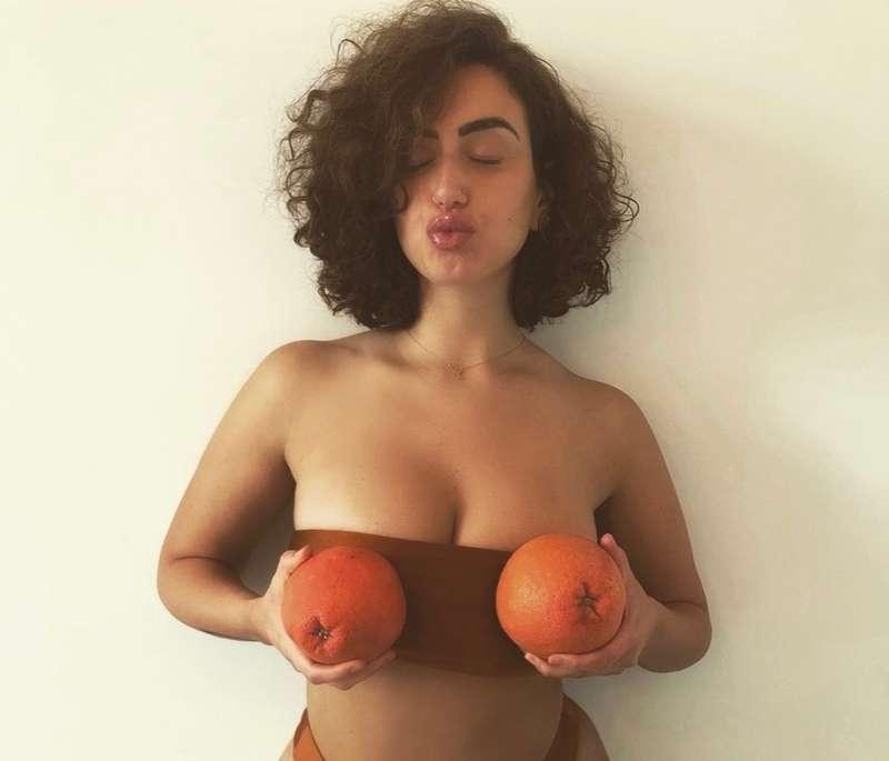 orange juicy lips 🍊💋 come take a sip🤭