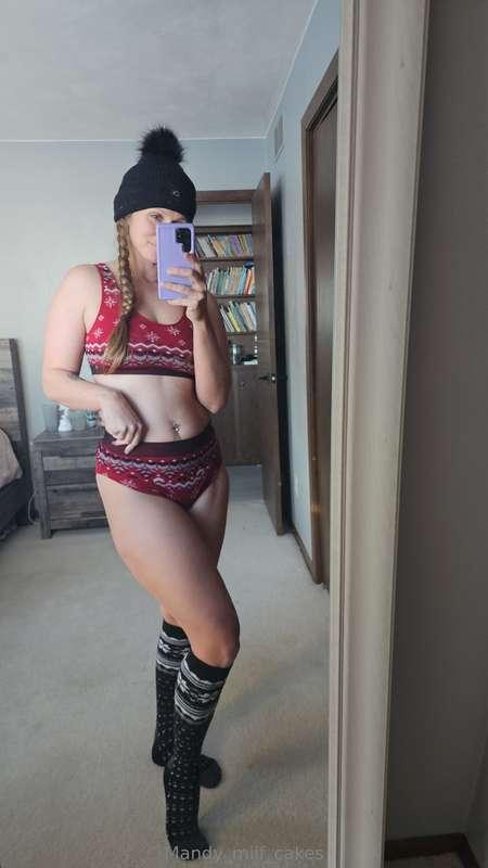 The perfect outfit for a snowy day ❄️ now come warm me up ba..
