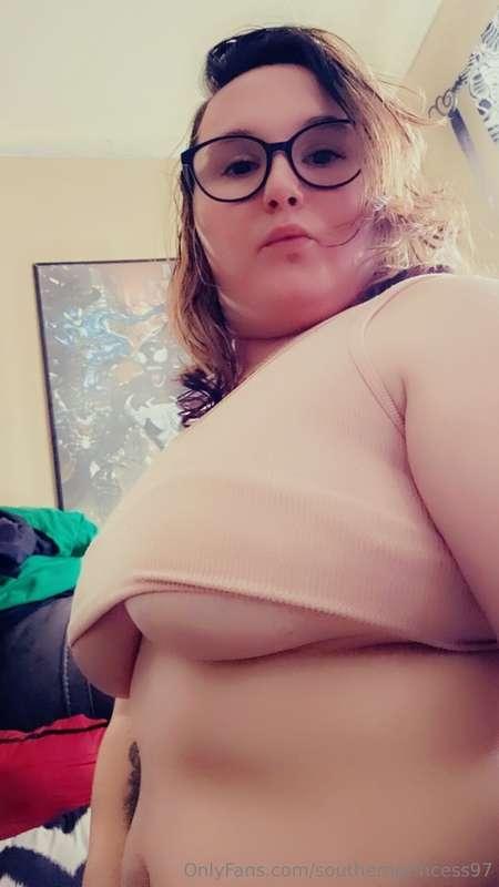 What a lovely day for some underboob freedom 🔥❤️ wouldn't yo..