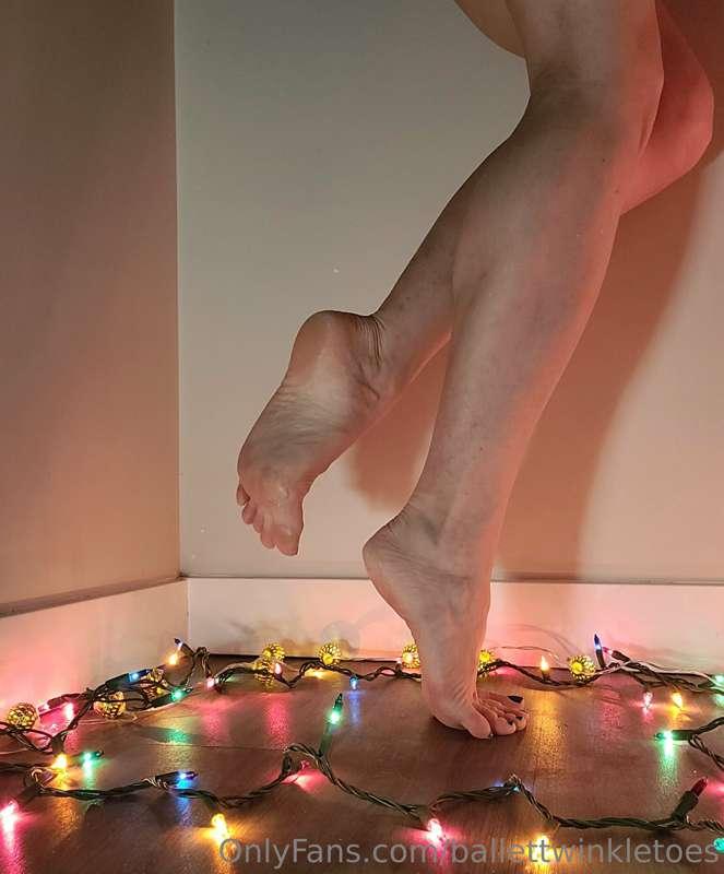 Fun lights make the dark winter nights brighter ✨️ 👣🌙