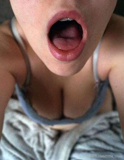 wanna cum in my mough? i like to swallow!