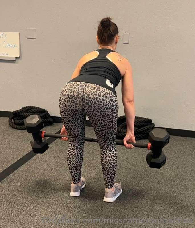 Working out that 🍑 this fine morning!