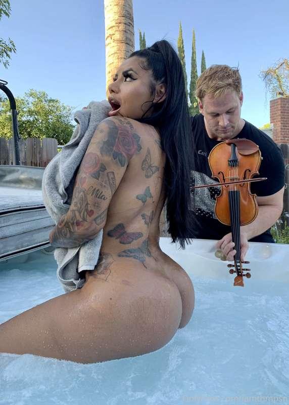 Yasmine gets completely naked and twerks her big juicy ass r..