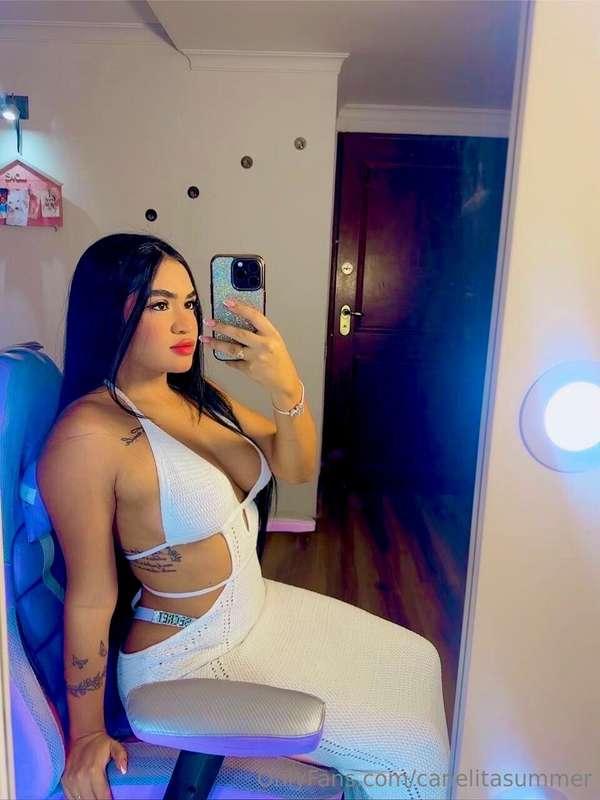 Would you like to watch me take off my dress?😳😉 I'm looking ..