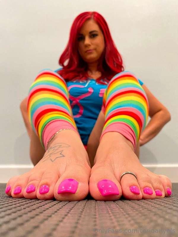 Look at your itty bitty tiny self!!! Dont these feet just co..