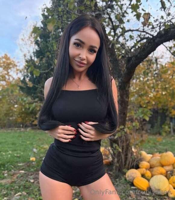 Sexualy hungry MILF@yulia_melons want to show daddy how wet ..