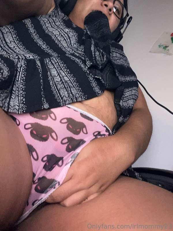 Doing computer 💻 work and I got horny 🤫🤗. Happy Friday!!!