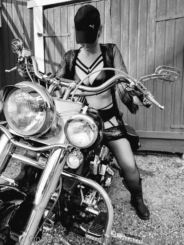 Come ride with me @norwegianbikerbabevip 😉😍😘