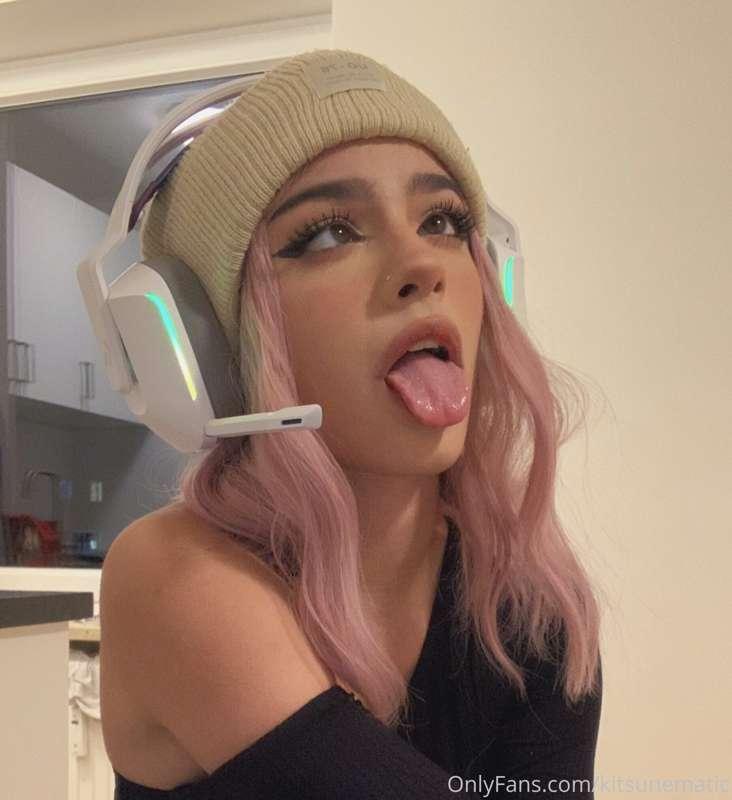 For the ahegao lovers 😛 1 or 2?
