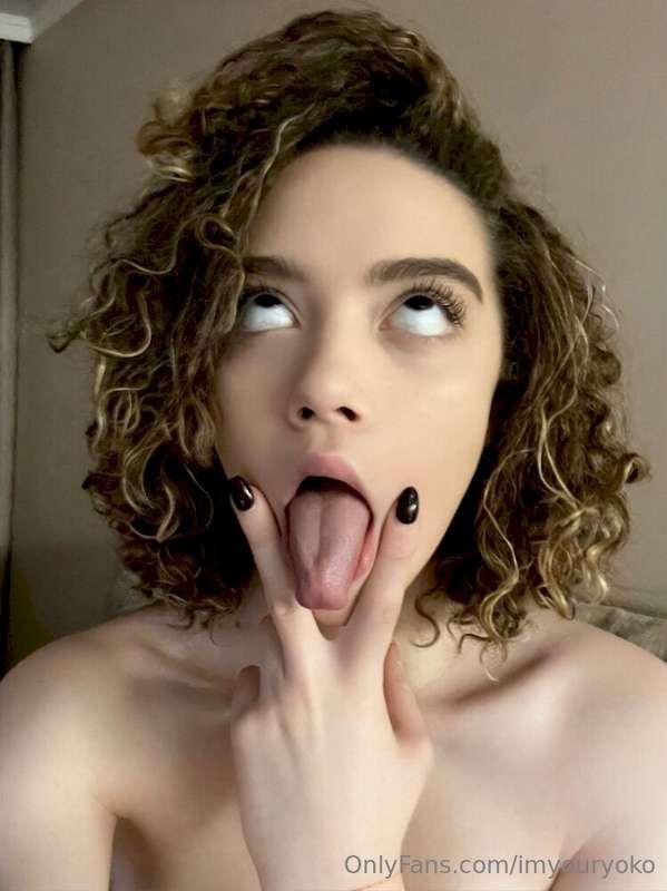 Let me distract you👉@evacurly💋Cute girl @evacurly loves to p..