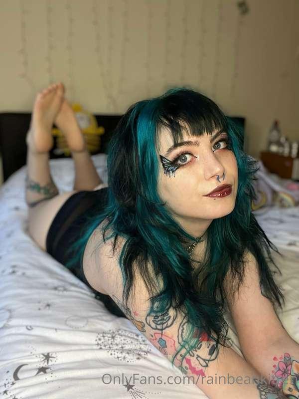 come chill on the bed with me :))))