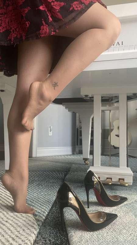 Off to work, check out the sexy heel dip and flash of my nyl..