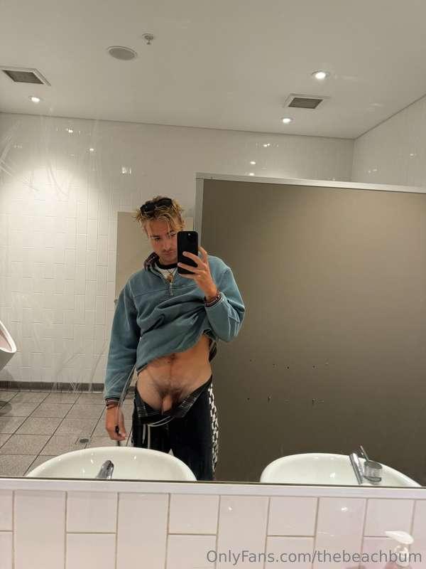 I can’t help it but the gym turns me onnnn haha anyone else?..