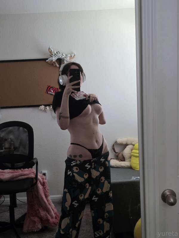 Why i look kinda fit? Side note: hips squish.