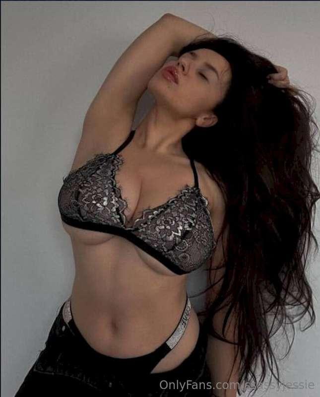 Lustful doll @ksenia_leoni  WITH A CREAMY PUSSY🍦💘Text her @k..