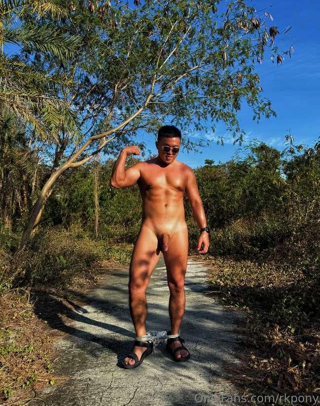 [20k] 歡慶第3個破兩萬追的推特帳號，謝謝大家不離不棄的支持，經營這種說封號就封的社群平台真沒啥保障，隨性經營往後也..