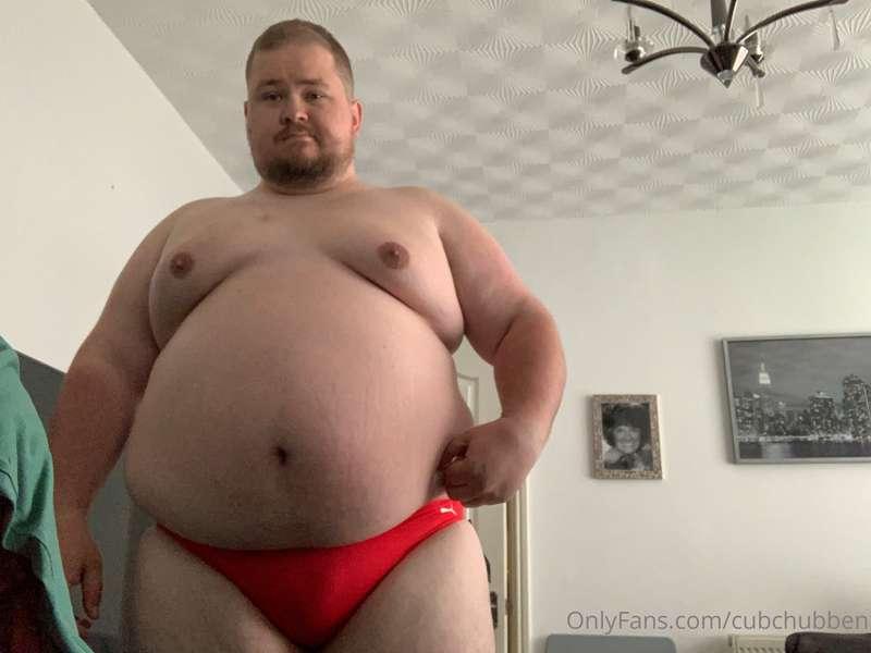 Trying on my new red speedos for the summer. ☀️