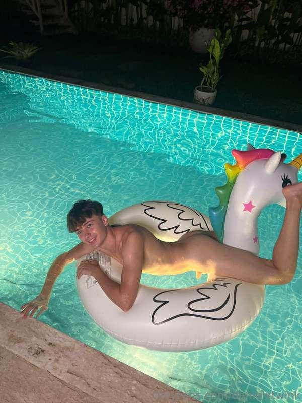I love swimming naked😍