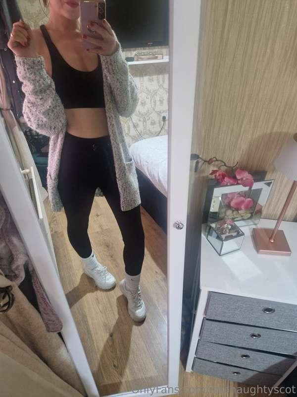 Busy day scrubbing the house 🙄 always time for a titty pic t..