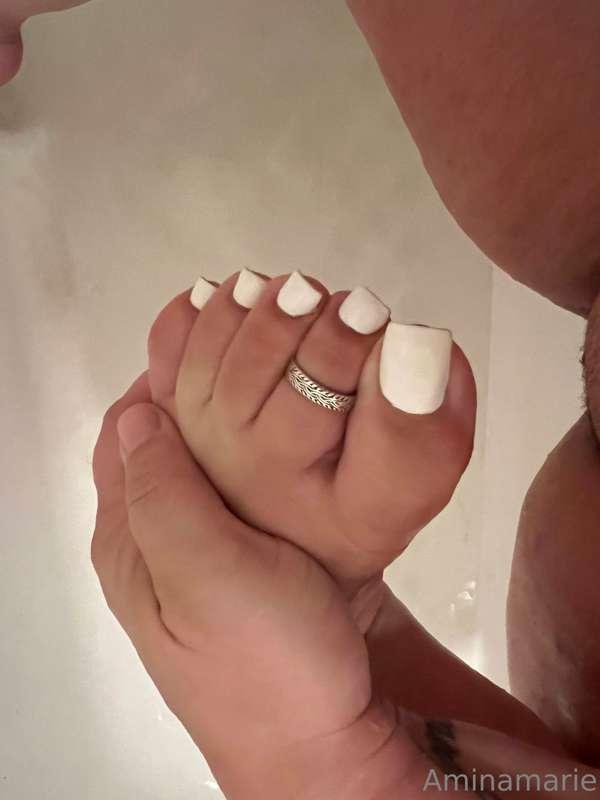 It's time for a wax lol this pussy is a little hairy