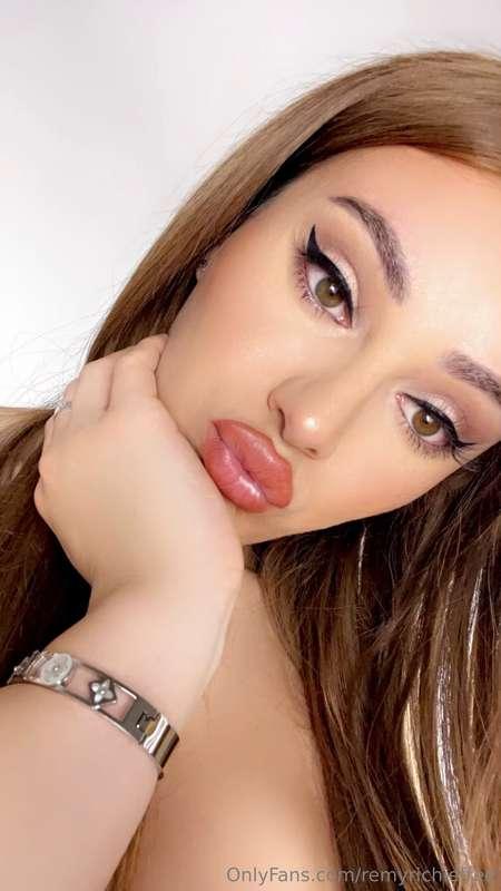 Let me kiss you and make you cum later. 💦😈