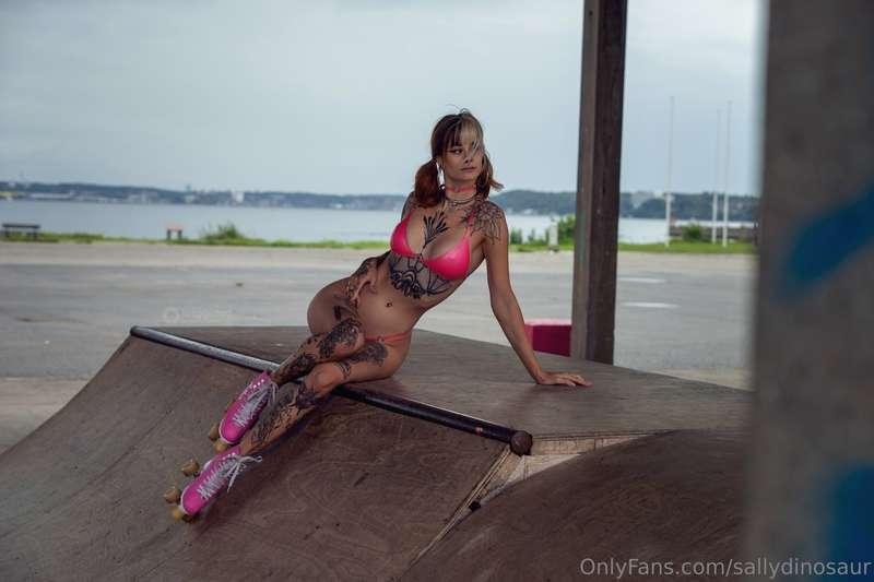 Latex & Rollerskates - what a look 😝