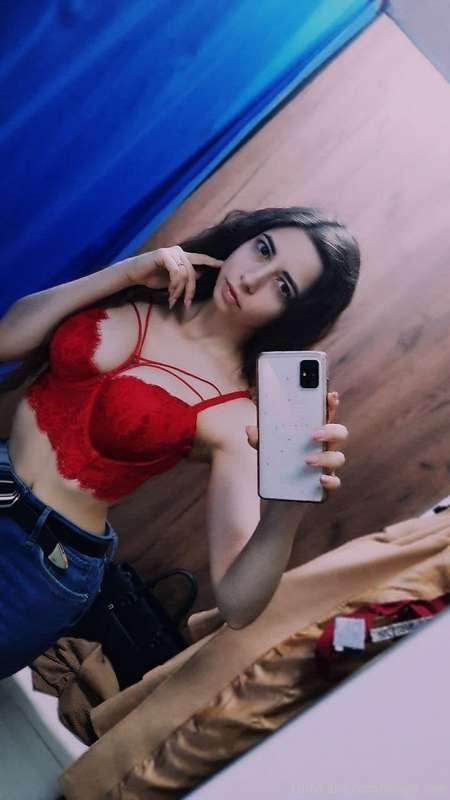 I love this red bra, you think is is good on me?)🤪🤫🤭