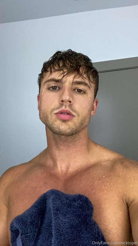 It’s towel Tuesday with daddy Nick. Just took these wet phot..